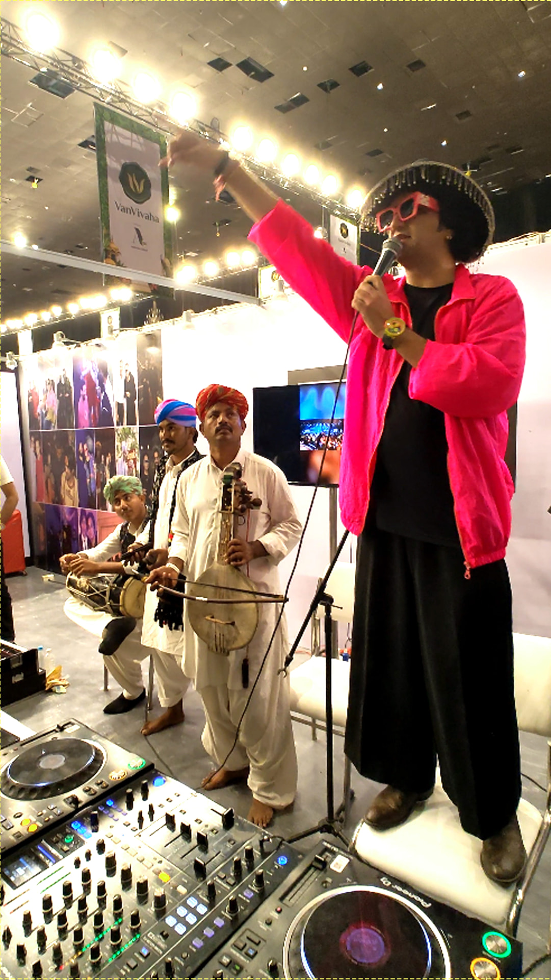 SURUH performance photo 4 — vocalist performing with musicians